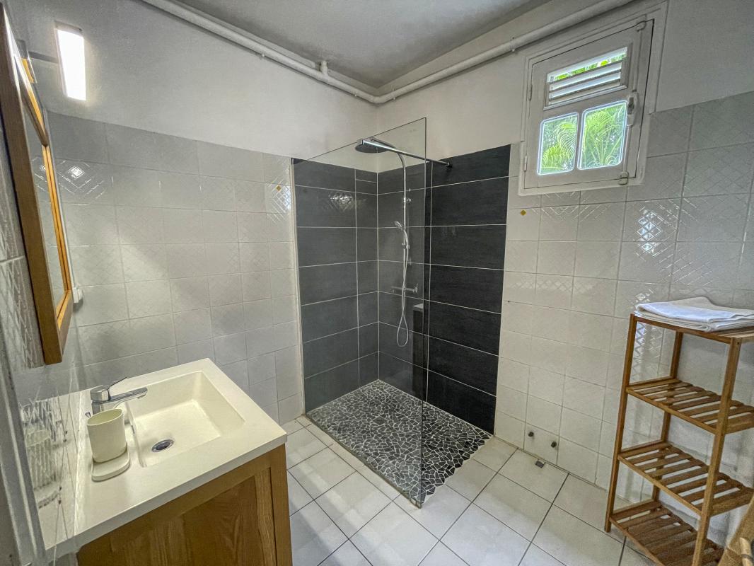 21.Location villa piscine Saint François Guadeloupe_Salle de douche commune Rdc